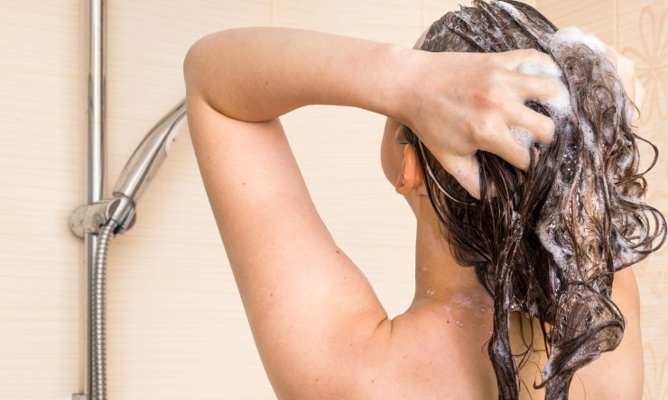 Capelli secchi, tutti i rimedi per l'estate