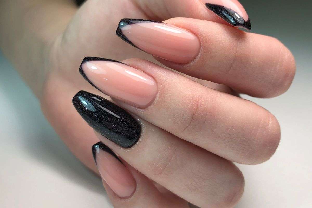 French dark manicure