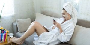 Maschera viso e divano